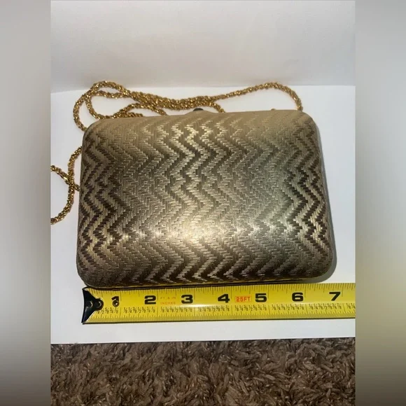 SAKS FIFTH AVENUE VINTAGE WOMENS GOLD METAL CLUTCH / PURSE MADE IN ITALY - Picture 14 of 15